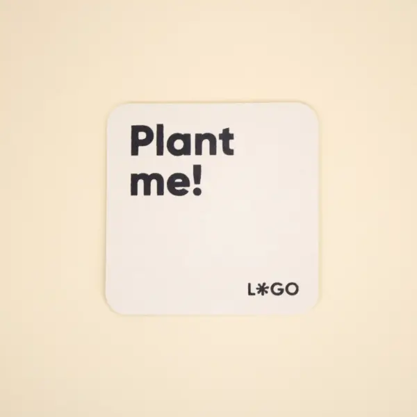 Posavasos de cartón personalizado con el texto 'plant me' y 'logo' en color azil