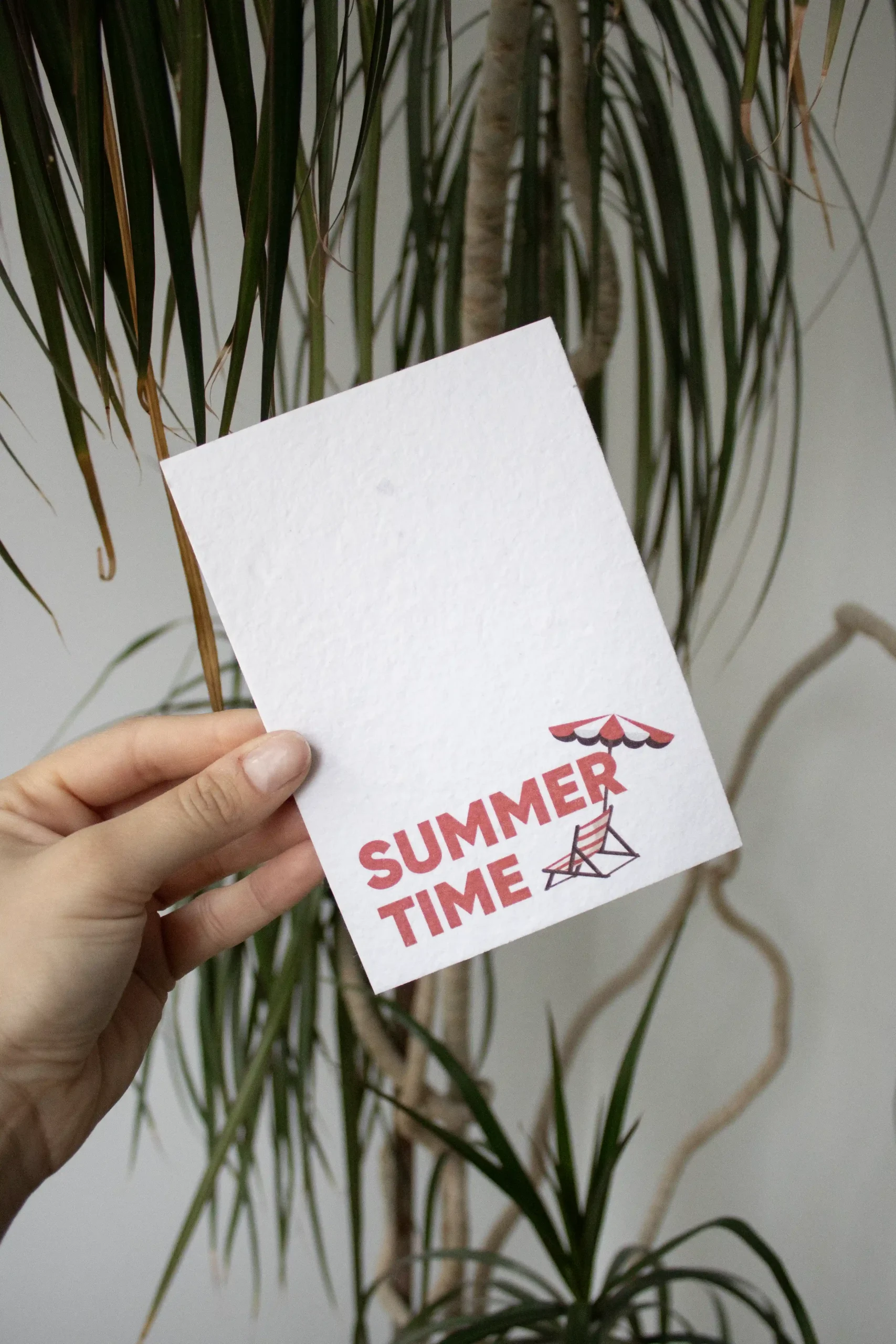 Pack 'Summer Time': Carte A6 Mano mostrando una tarjeta A6 de papel personalizada con el texto 'summer time' en rojo