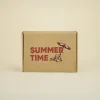Caja de cartón personalizada con el texto 'summer time' en rojo