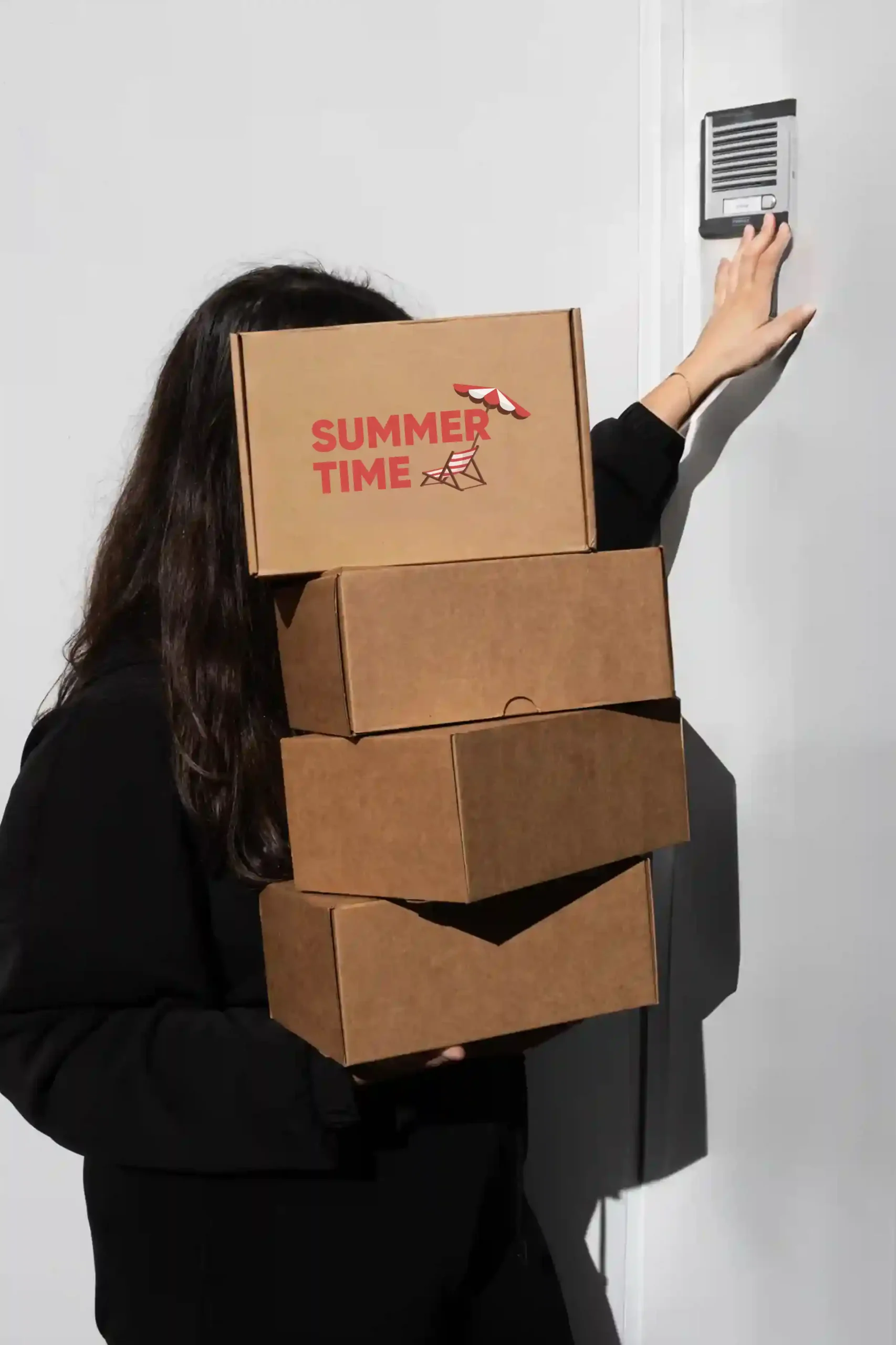Pack 'Summer Time': boîtes Chica cargando cajas de cartón personalizadas con el texto 'summer time' en rojo