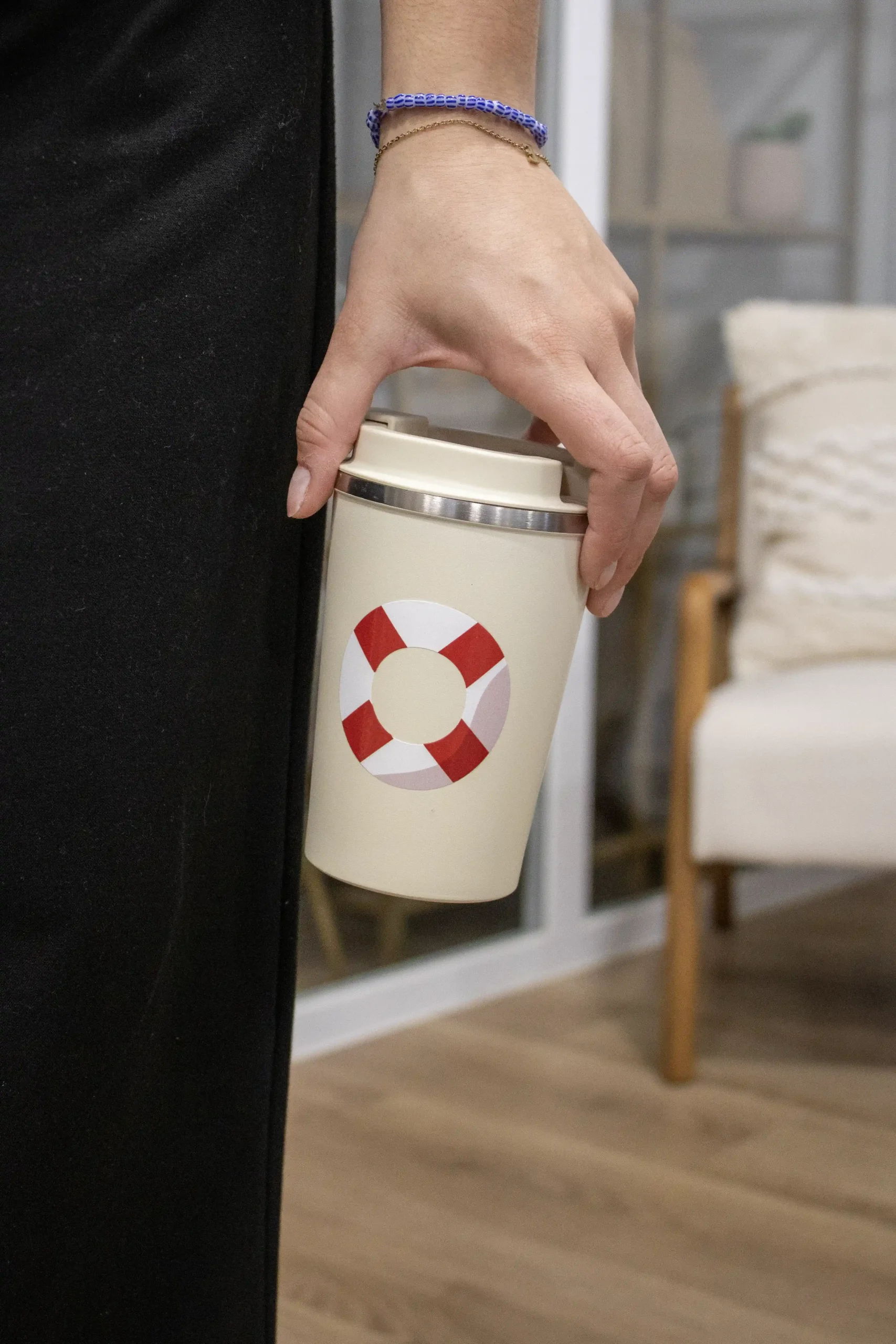 Pack 'Summer Time': MATT BEIGE Mano sujetando una taza take away beige personalizada con una ilustración de un flotador rojo y blanco