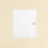 Camiseta blanca personalizada con texto 'Staff ready for summer' en rojo