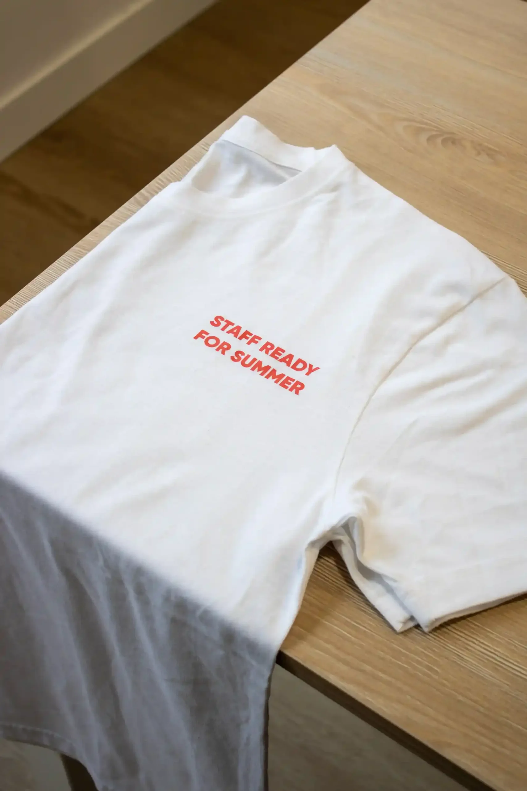 Pack 'Summer Time': TESSA Camiseta blanca personalizada con texto 'Staff ready for summer' en rojo