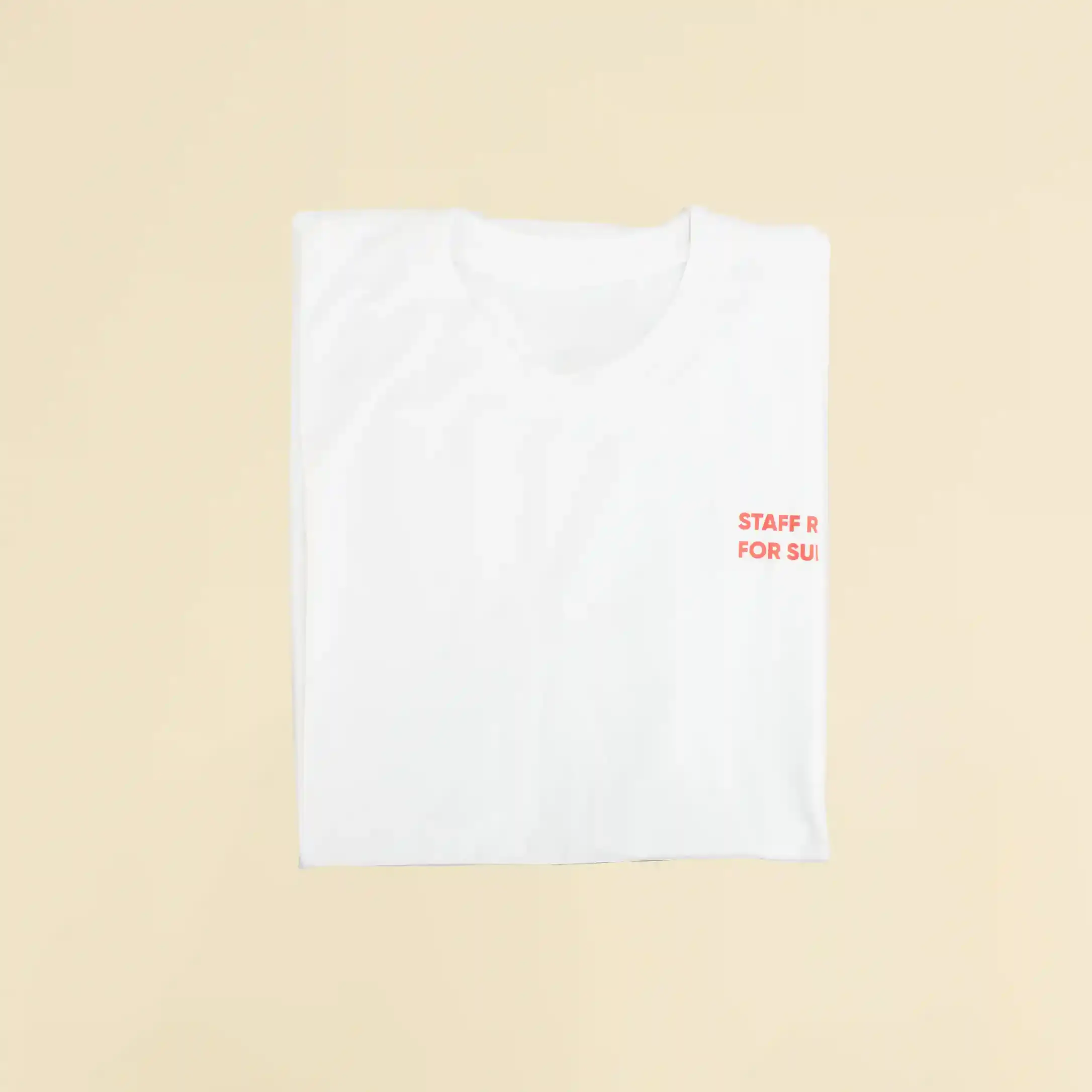 Pack 'Summer Time': TESSA Camiseta blanca personalizada con texto 'Staff ready for summer' en rojo