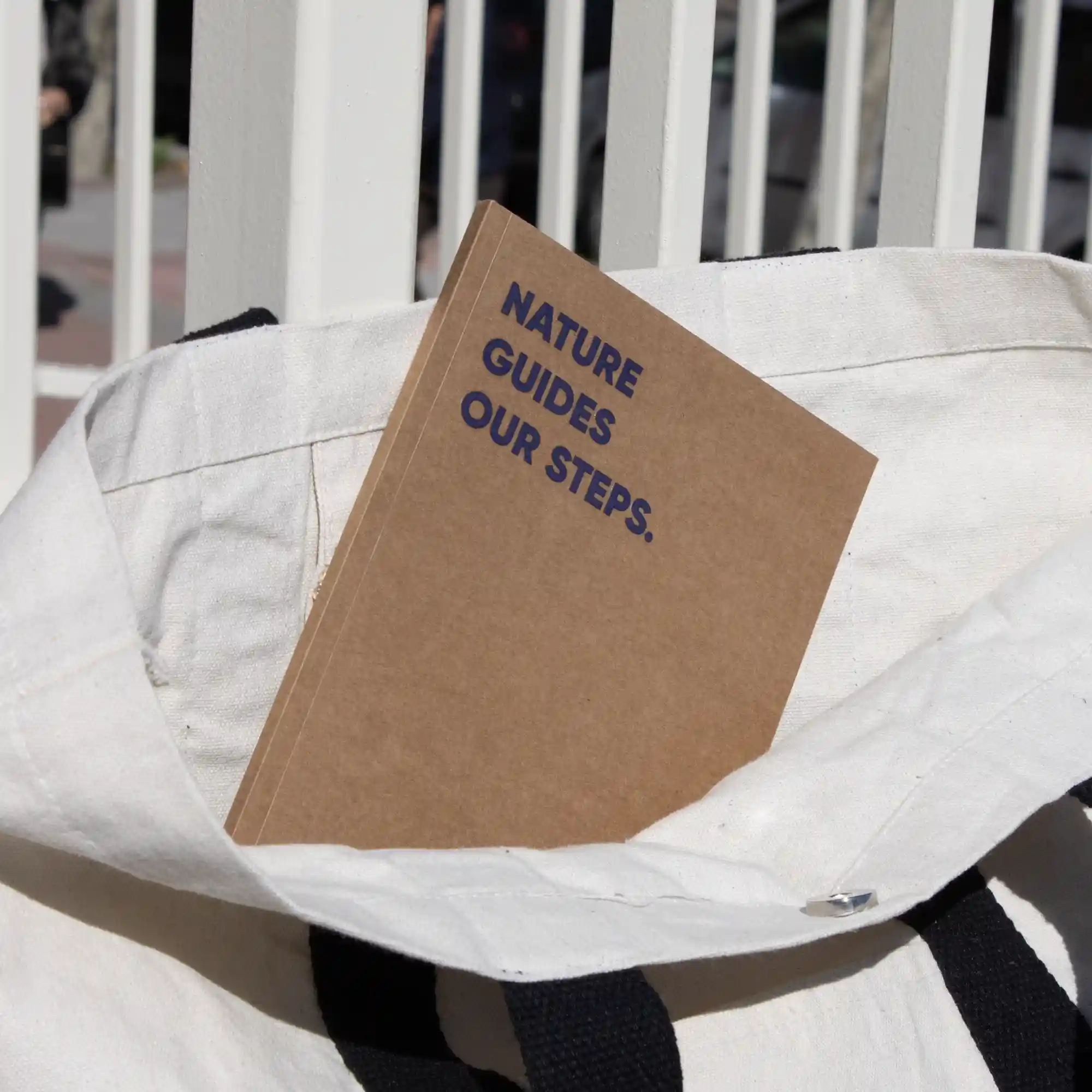 Cuaderno ecológico KLAAS 1/0 Cuaderno ecológico kraft personalizado con el texto 'Nature guides our steps' dentro de una bolsa de algodón blanca