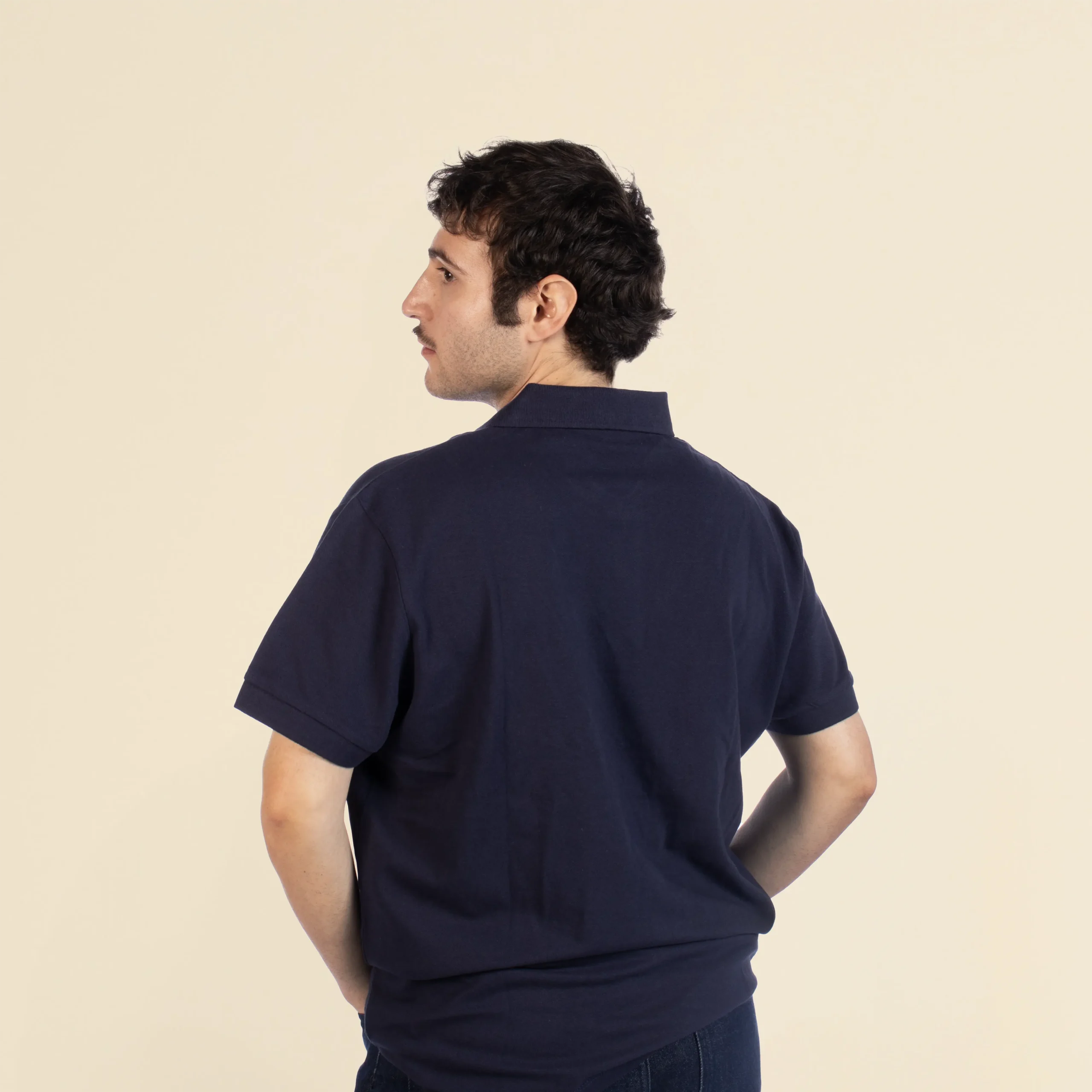 Polo de algodón POL Azul Chico de espaldas llevando con un polo azul marino