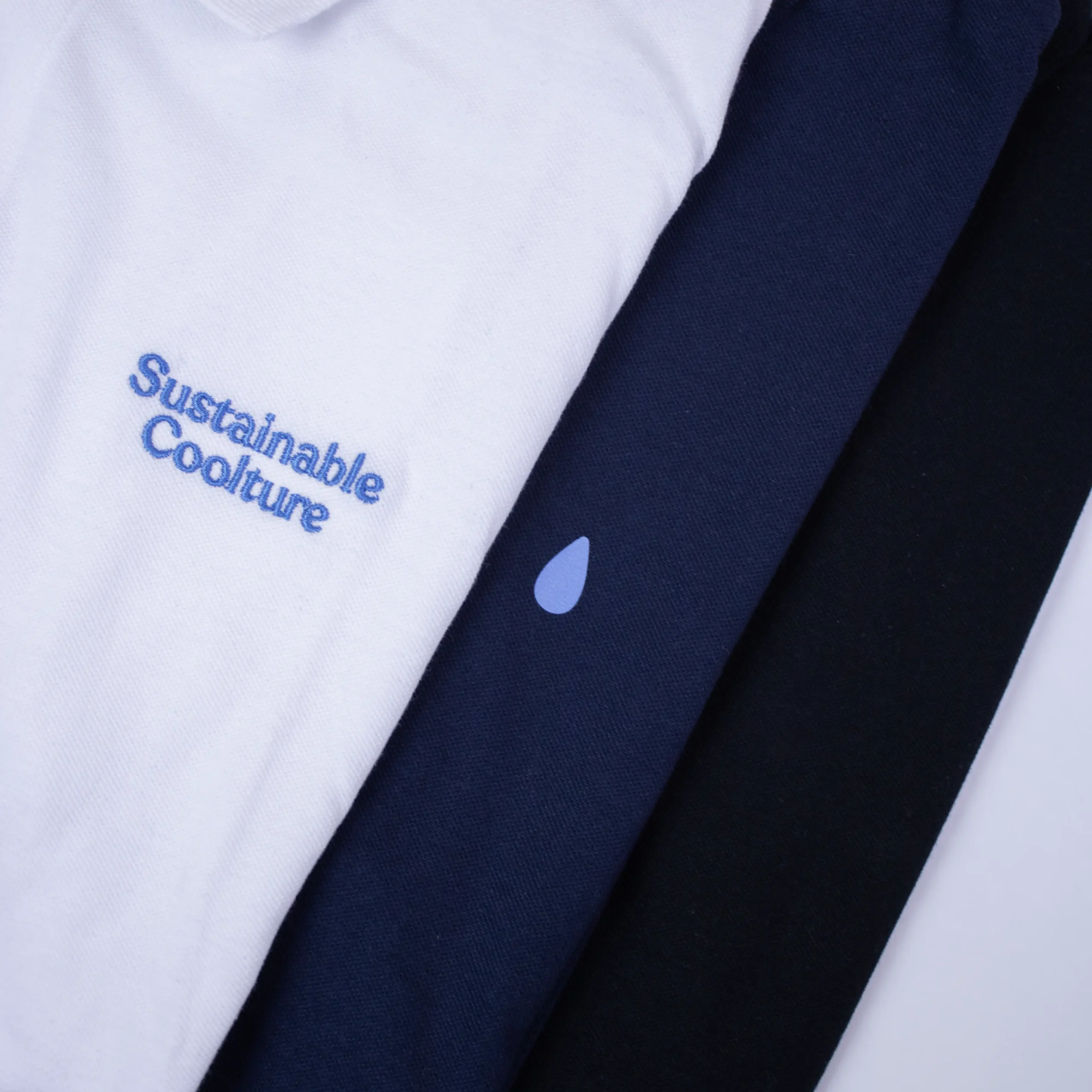 Polo de algodón POL Polos de colores superpuestos con detalle de la personalización del texto "sustainable coolture" en bordado