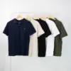 Burro de ropa con 5 polos de distintos colores colgados en perchas