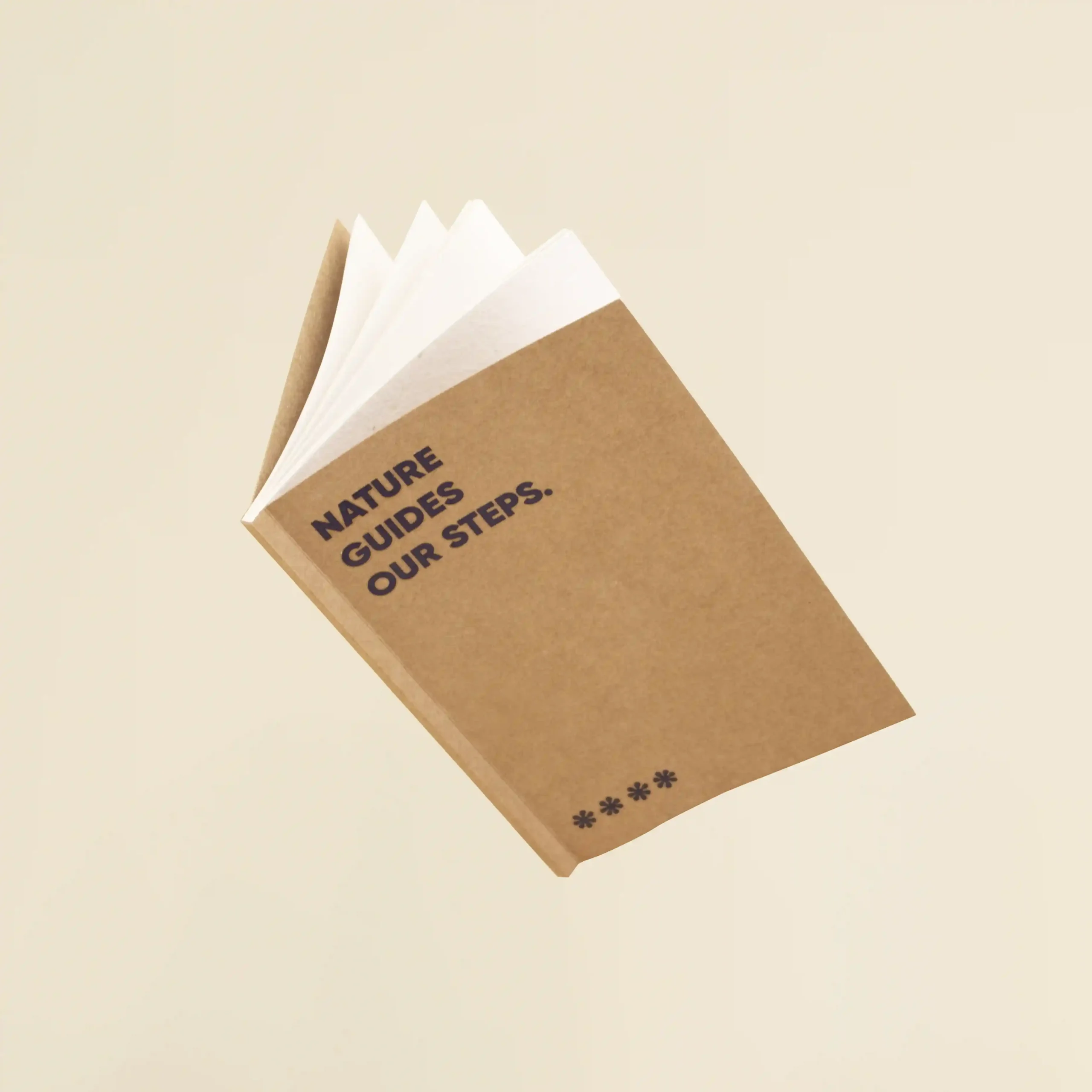 Cuaderno plantable kraft personalizado con el texto 'Nature guides our steps'