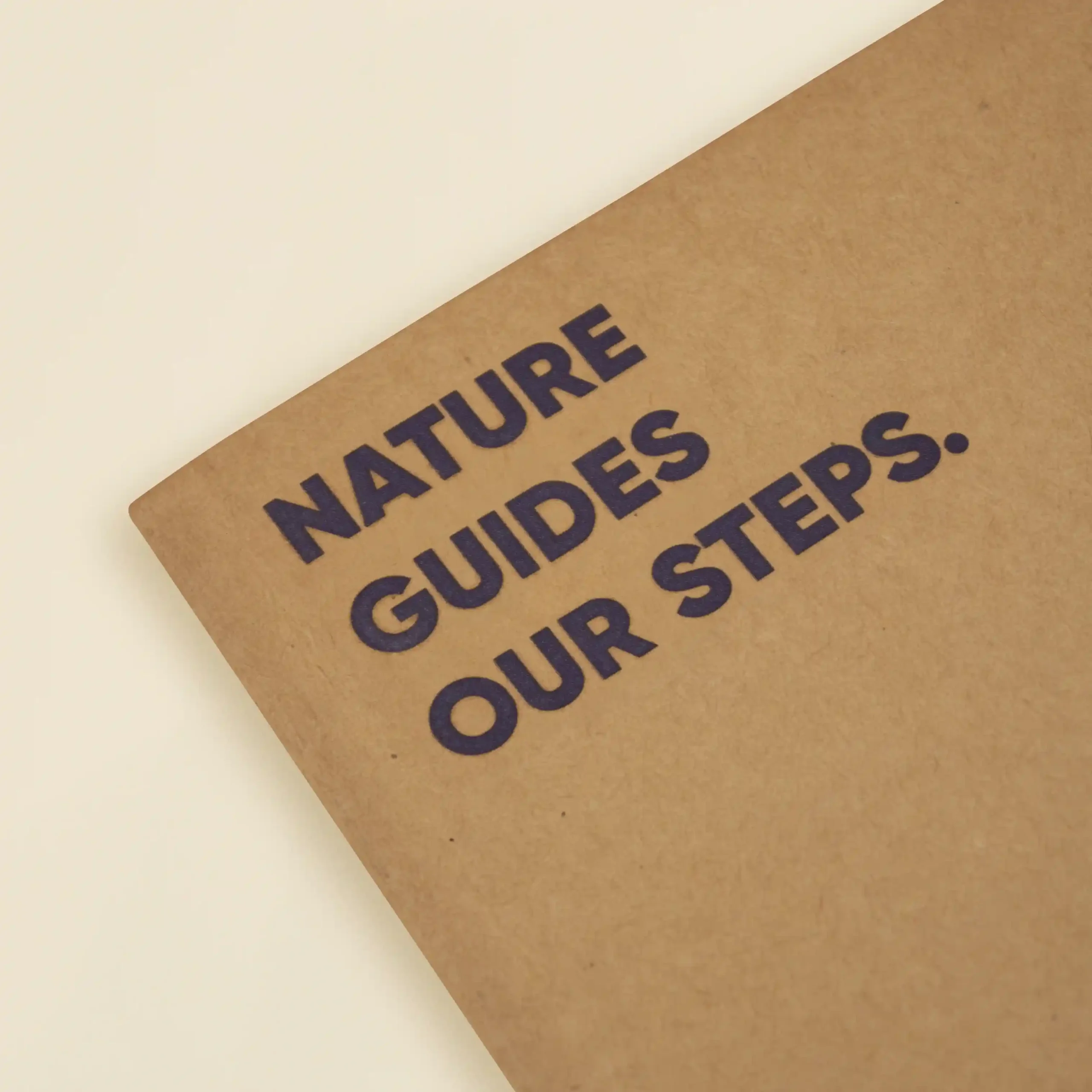 Cuaderno plantable SHOKO 1/0 Cuaderno plantable kraft personalizado con el texto 'Nature guides our steps'