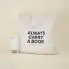Bolsa de algodón beige personalizada con el texto 'Always carry a book' junto a un marcapáginas de papel plantable personalizado