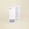 Cara delantera y trasera de un marcapáginas de papel plantable personalizado