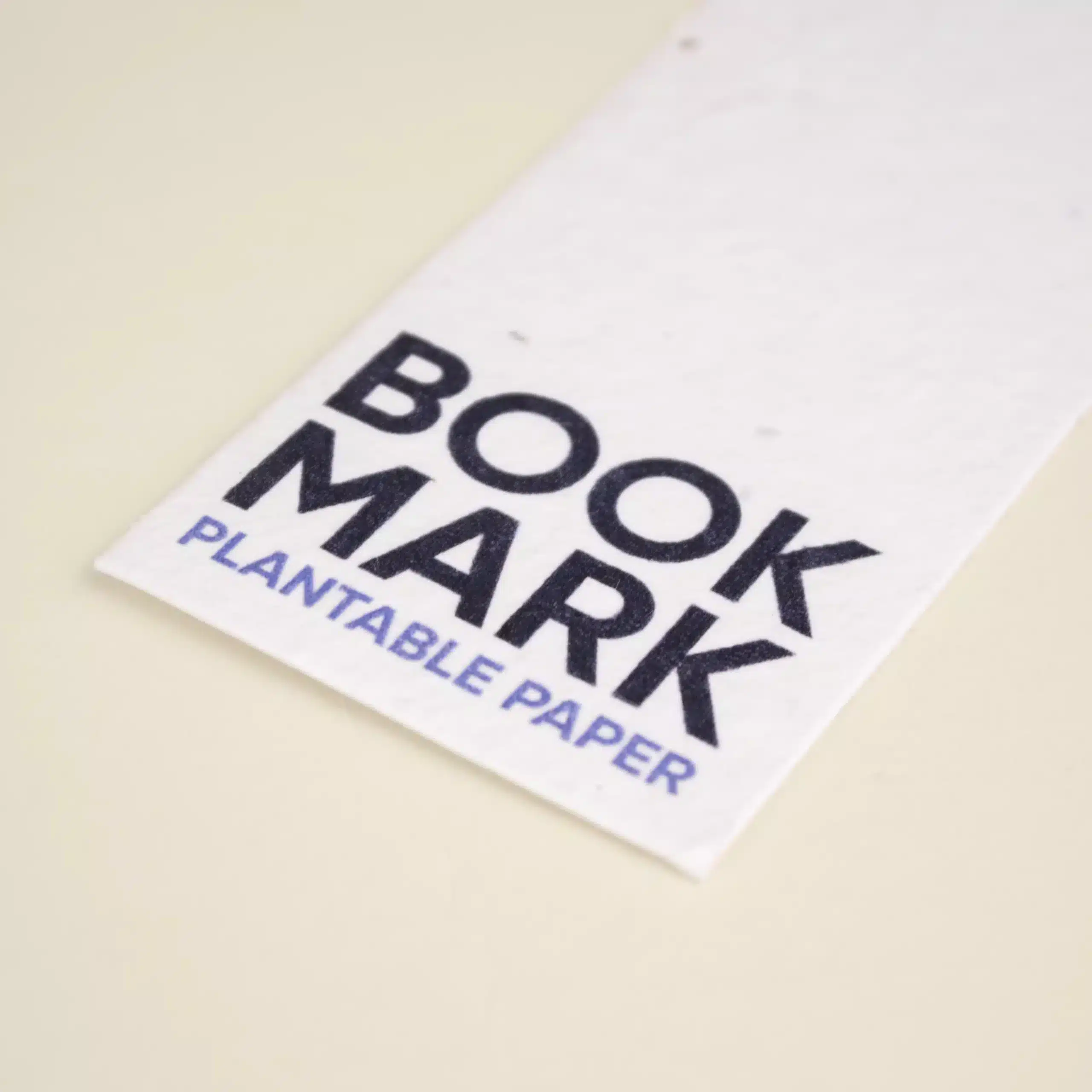 KIT CARRY A BOOK: Tote bag + Marcapáginas Detalle de impresión de un marcapáginas de papel plantable personalizado con el texto 'Bookmark. Plantable paper'