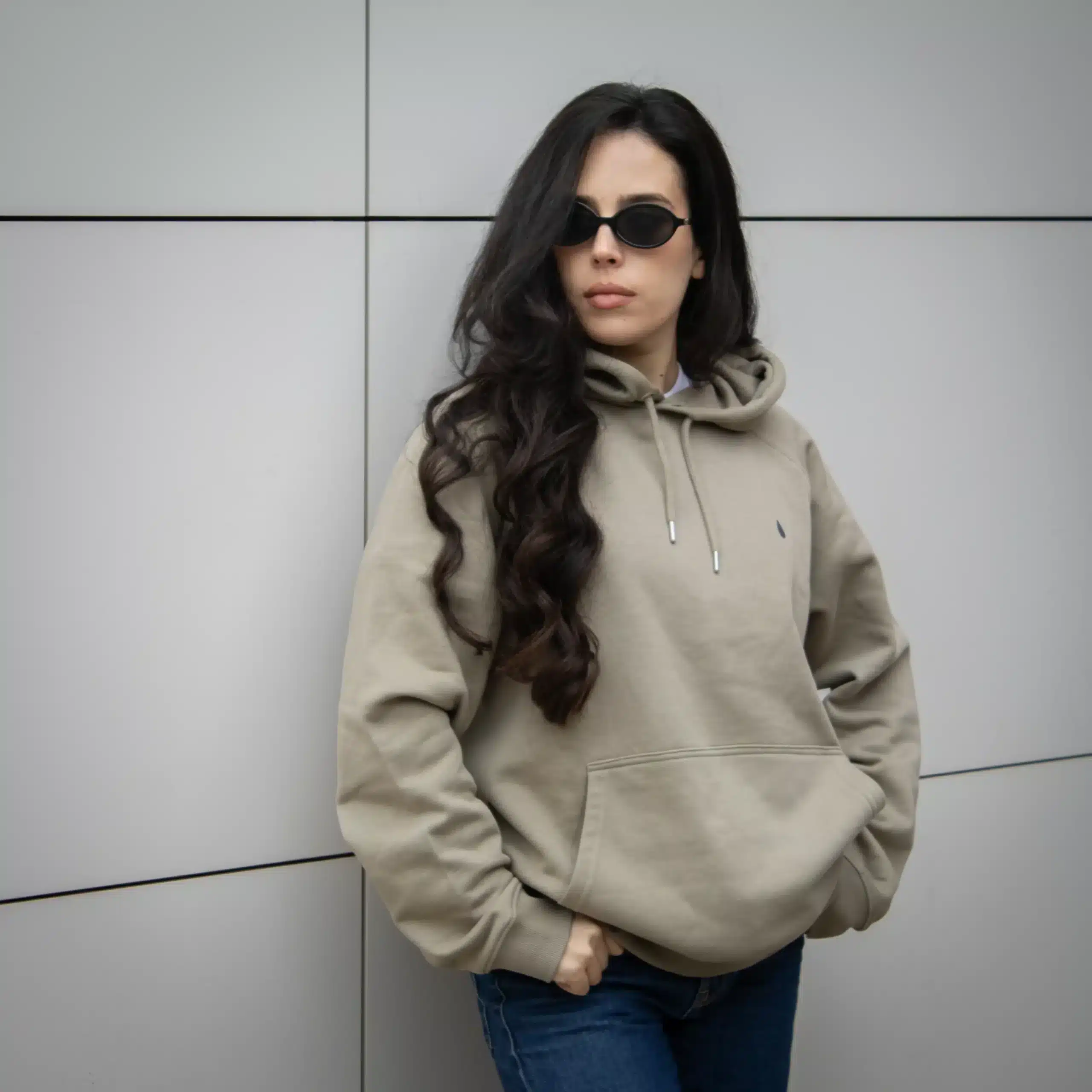 Sweat a capuche personnalisé HUVA Vert Chica morena con gafas de sol, llevando jeans y una sudadera verde personalizada