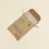 Jabón artesanal dentro una caja marrón kraft personalizada abierta