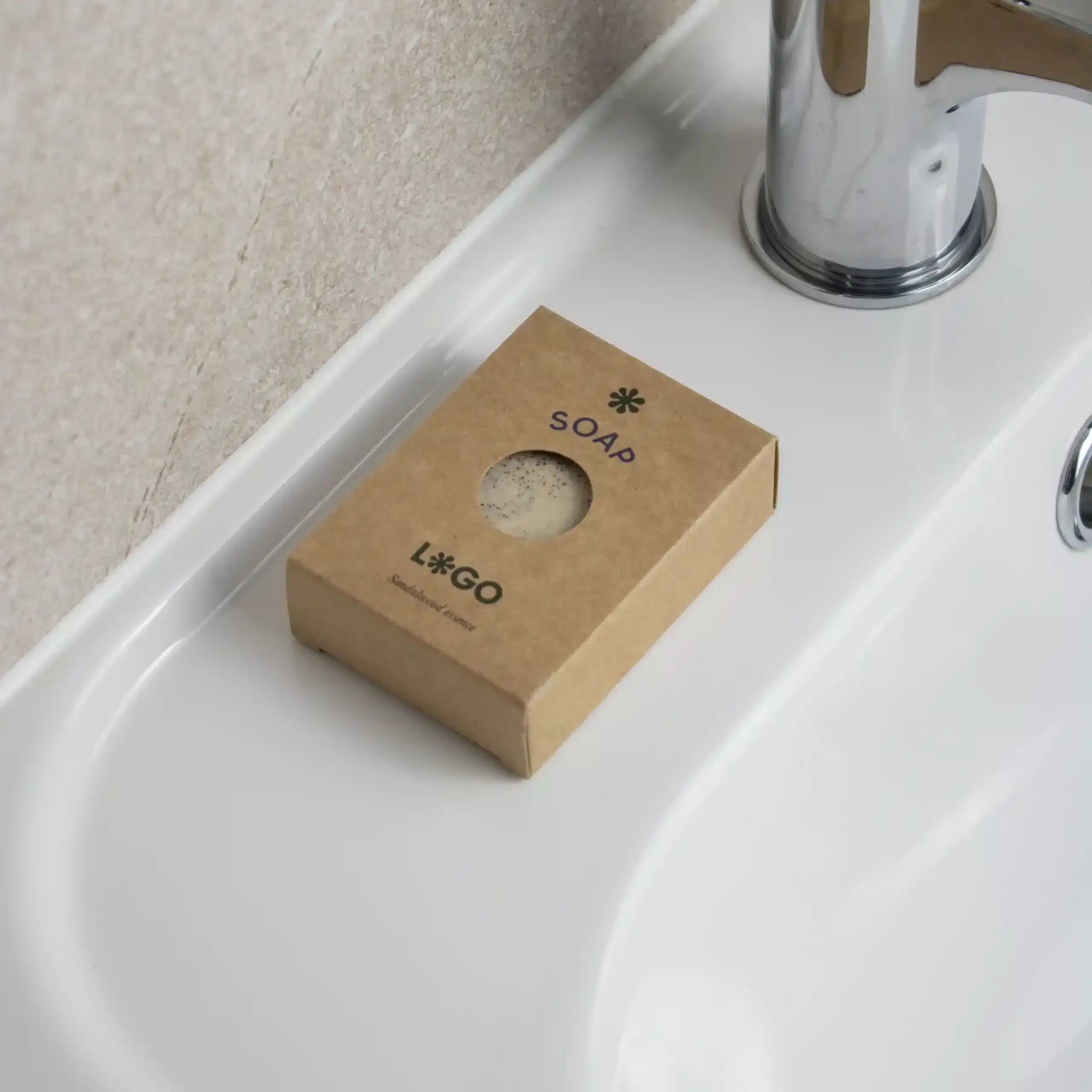 Jabón artesanal personalizado MILO KRAFT Jabón artesanal dentro una caja marrón kraft personalizada colocada sobre el mueble de un lavabo