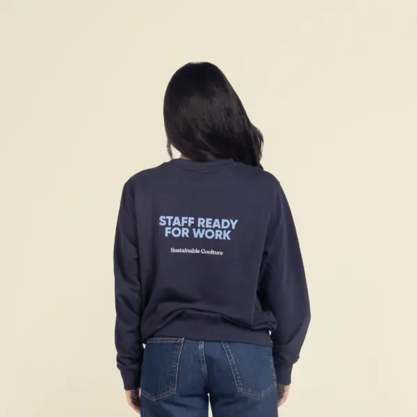 Chica morena de espaldas llevando jeans y una sudadera azul personalizada