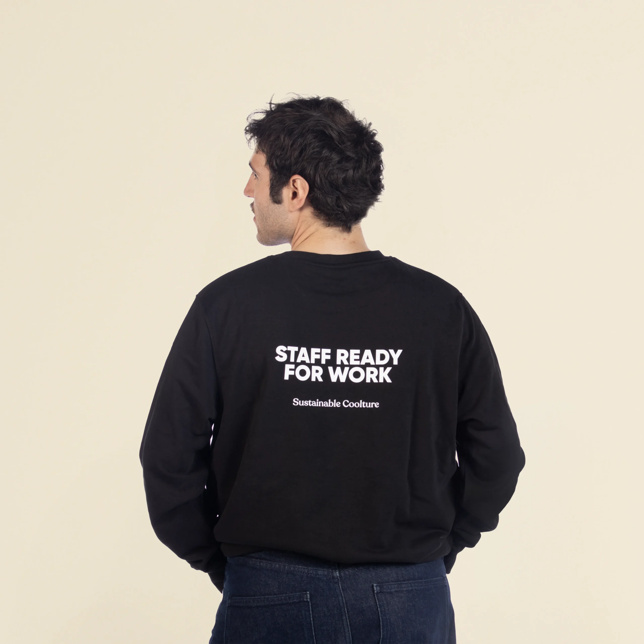 Sudadera personalizada SEDRA Negro Chico moreno de espaldas llevando jeans y una sudadera negra personalizada