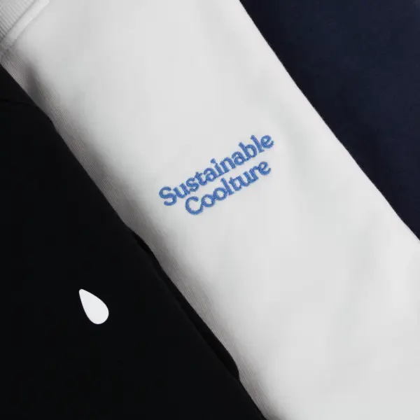 Detalle del texto 'sustainable coolture' bordado en una sudadera blanca