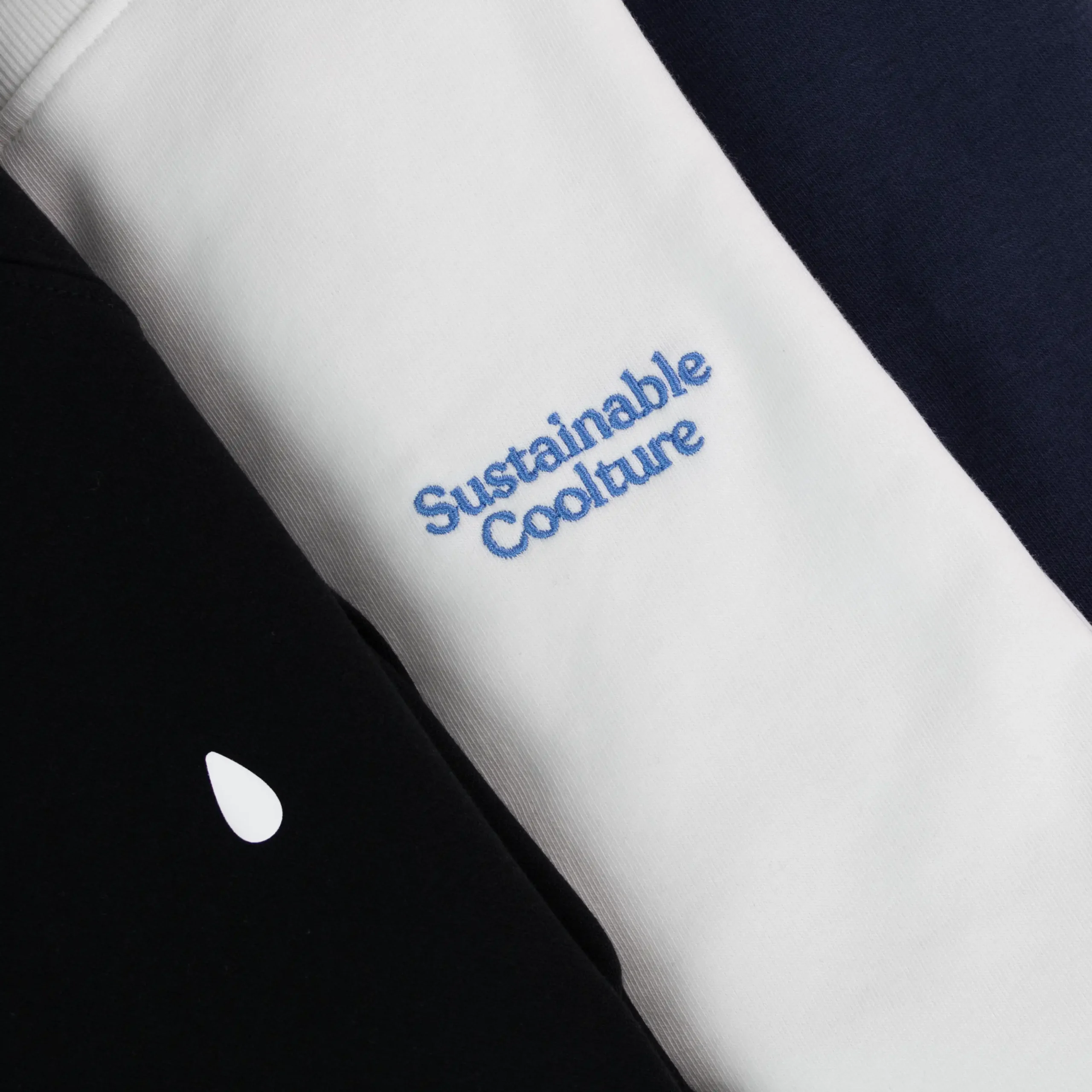 Sudaderas personalizadas SEDRA Detalle del texto 'sustainable coolture' bordado en una sudadera blanca