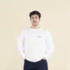 Chico moreno de frente llevando jeans y una sudadera blanca personalizada