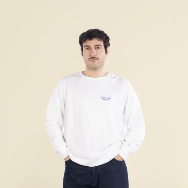 Chico moreno de frente llevando jeans y una sudadera blanca personalizada