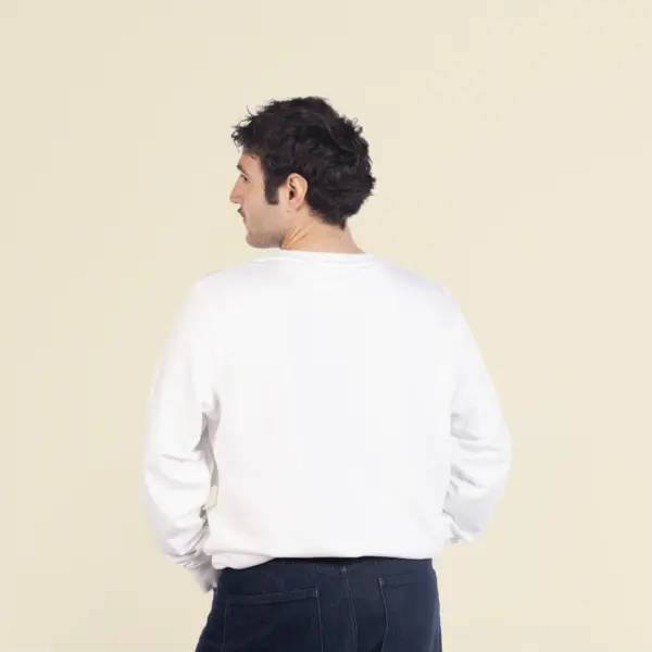 Chico moreno de espaldas llevando jeans y una sudadera blanca personalizada