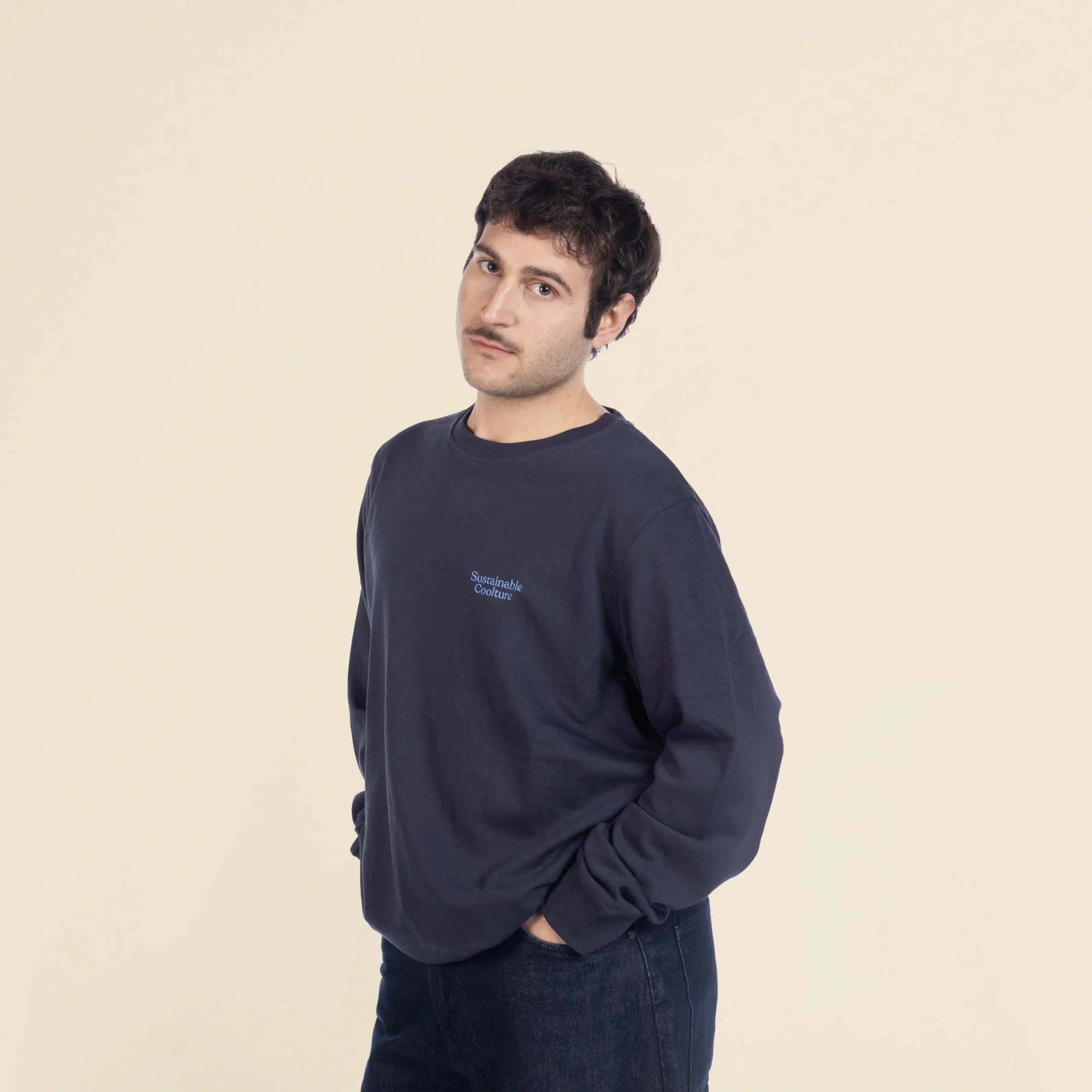 Sweat sans capuche SEDRA Bleu Chico moreno de frente llevando jeans y una sudadera azul personalizada