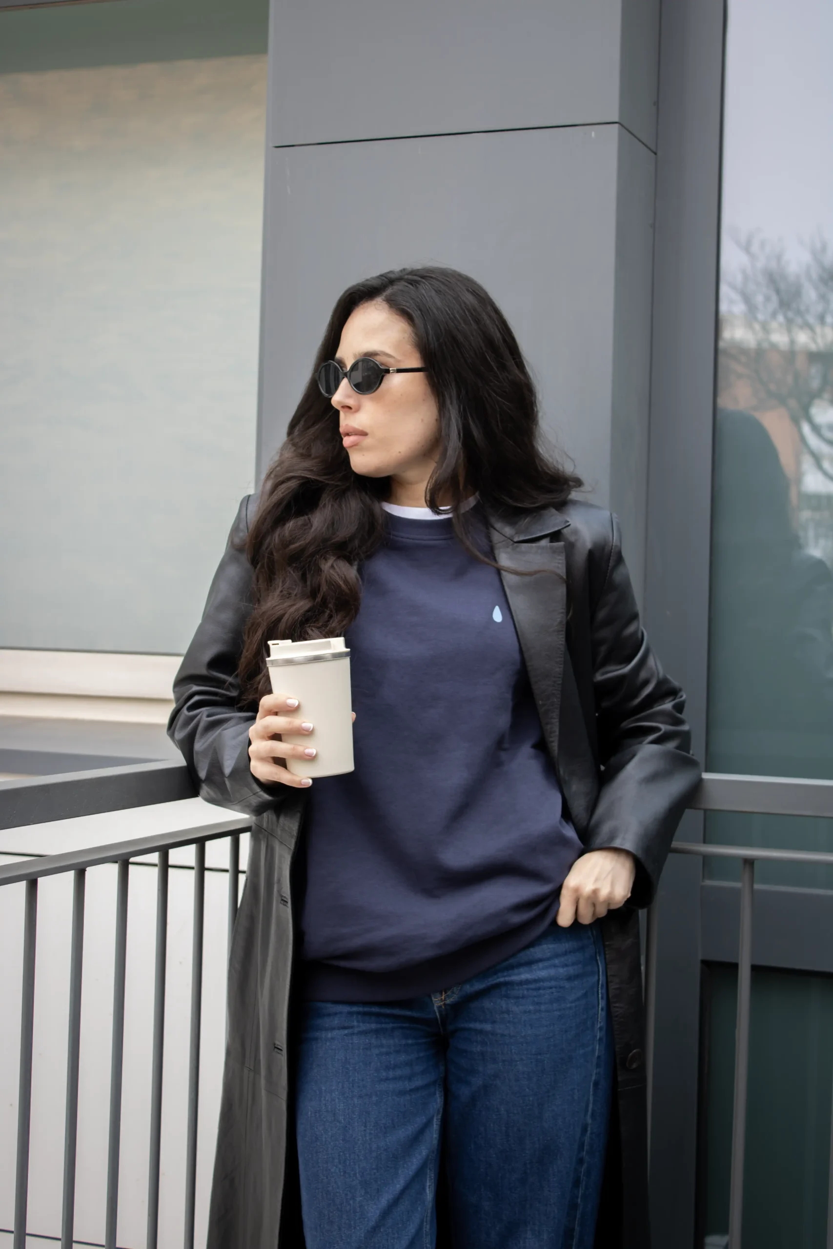 Sweat sans capuche SEDRA Bleu Chica morena con gafas de sol y un termo en la mano, llevando jeans y una sudadera azul personalizada