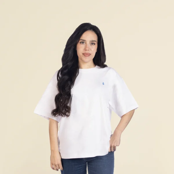 Chica morena de frente llevando jeans y una camiseta oversize blanca personalizada