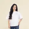 Chica morena de frente llevando jeans y una camiseta oversize blanca personalizada