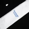 Detalle del texto 'sustainable coolture' bordado en una camiseta blanca