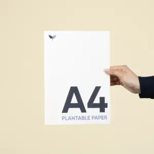 Mano mostrando una hoja A4 impresa en papel plantable
