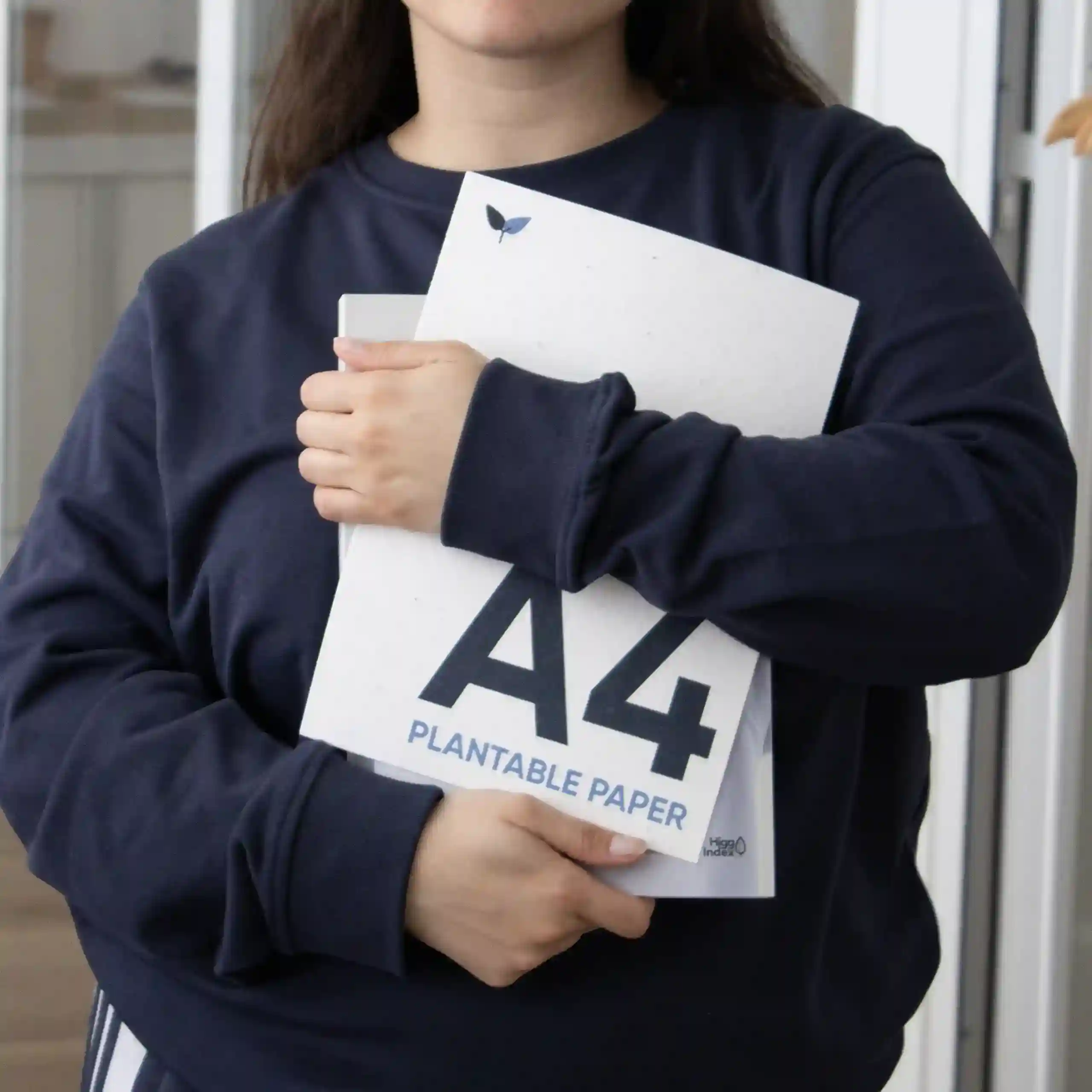 Hoja A4 plantable Chica abrazando dos hojas A4 impresas en papel plantable