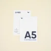 Dos tarjetas A5 impresas en papel plantable superpuestas una encima de la otra