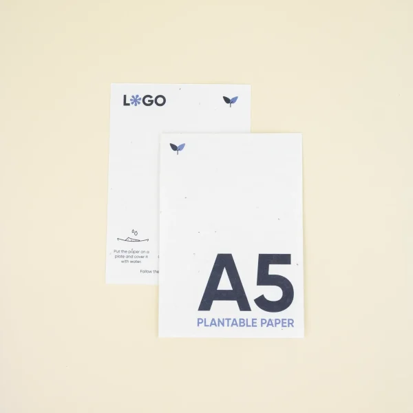 Dos tarjetas A5 impresas en papel plantable superpuestas una encima de la otra