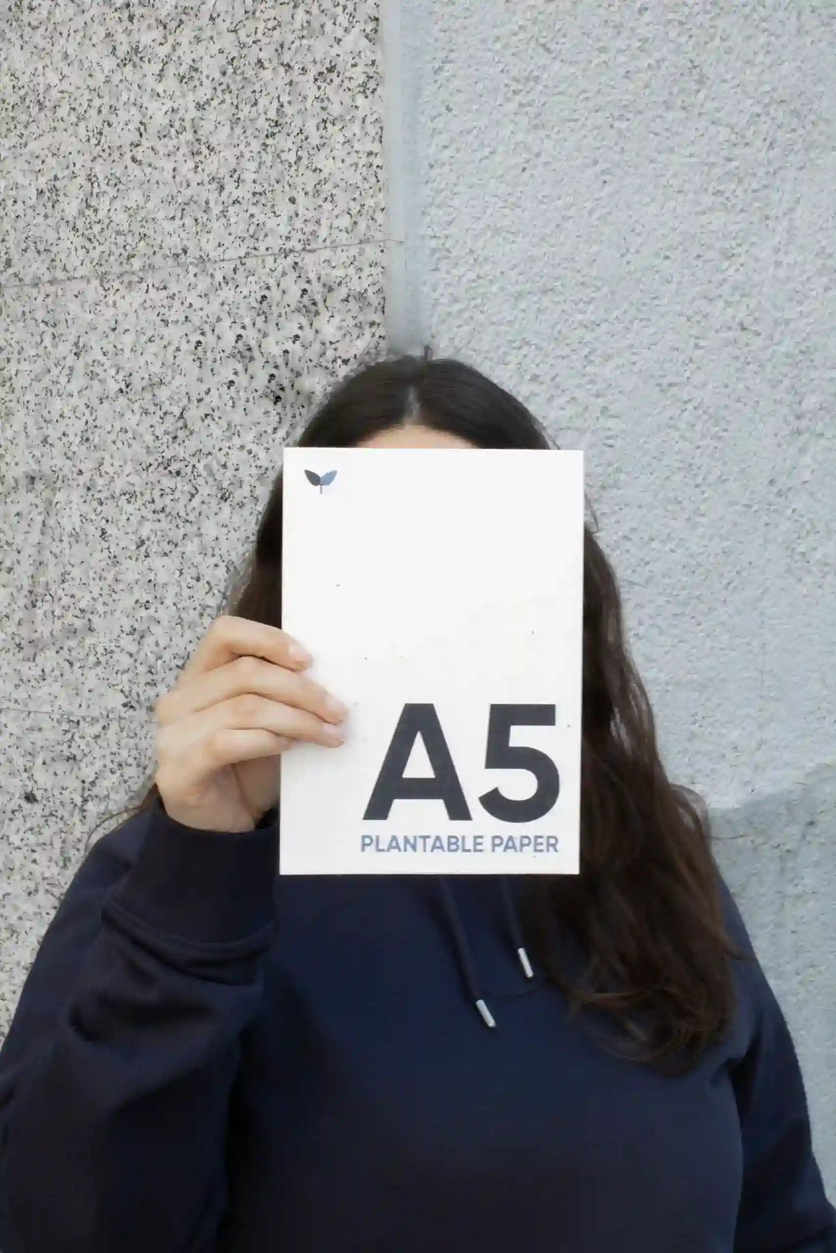 Tarjeta A5 plantable Chica mostrando a cámara una tarjeta A5 impresa en papel plantable