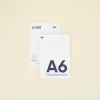 Dos tarjetas A6 impresas en papel plantable superpuestas una encima de la otra