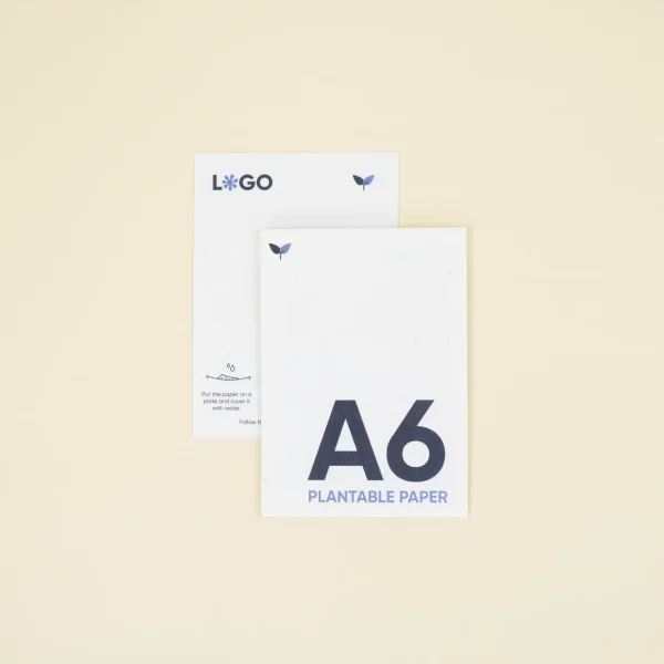 Dos tarjetas A6 impresas en papel plantable superpuestas una encima de la otra