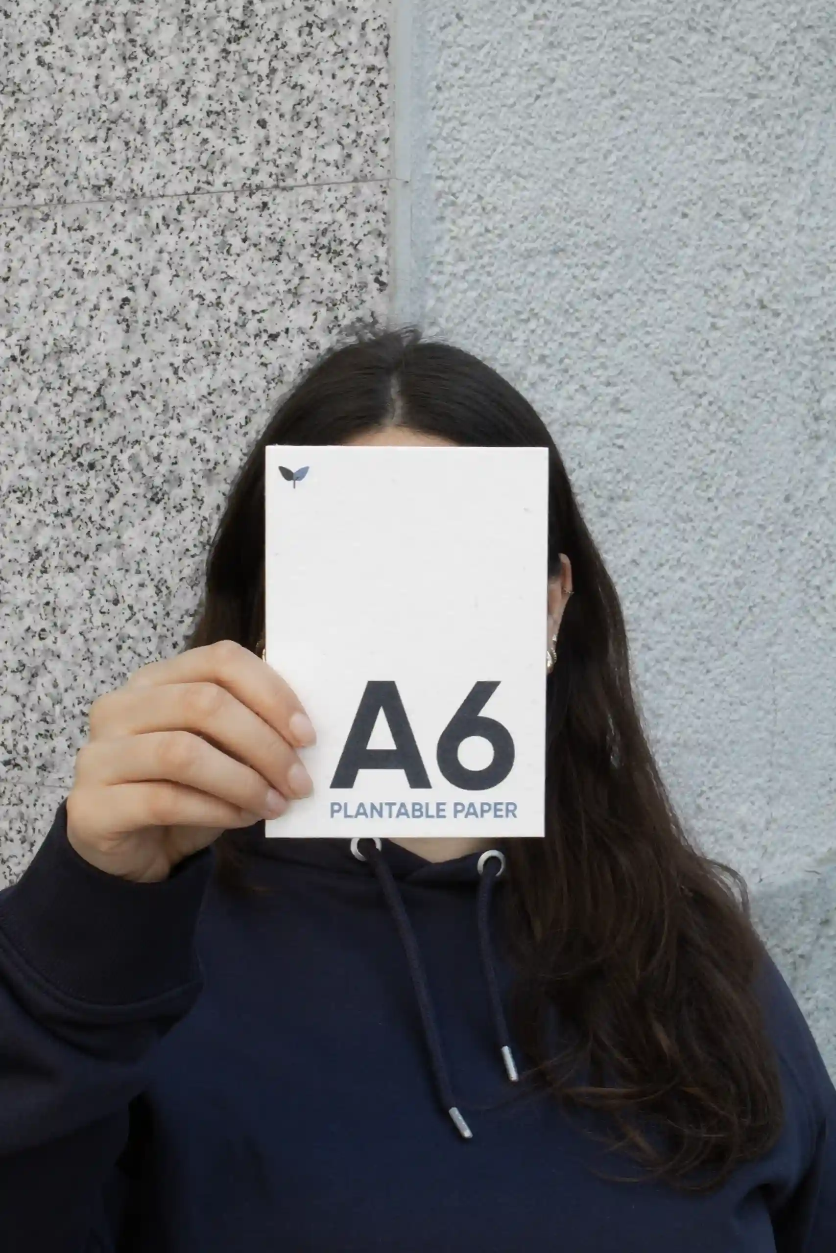 A6 plantable card Chica mostrando a cámara una tarjeta A6 impresa en papel plantable