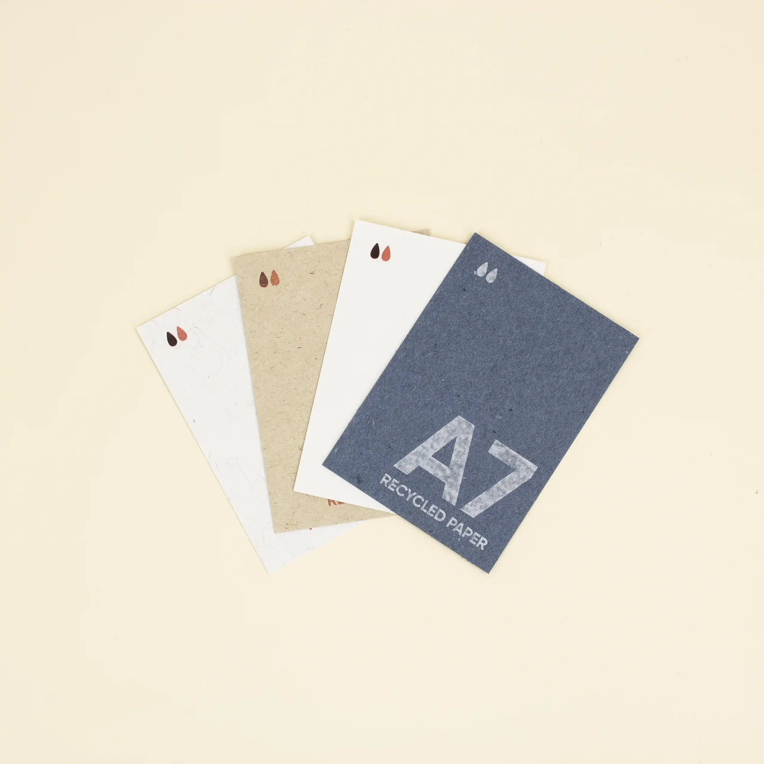 Cuatro tarjetas A7 impresas en papeles ecológicos