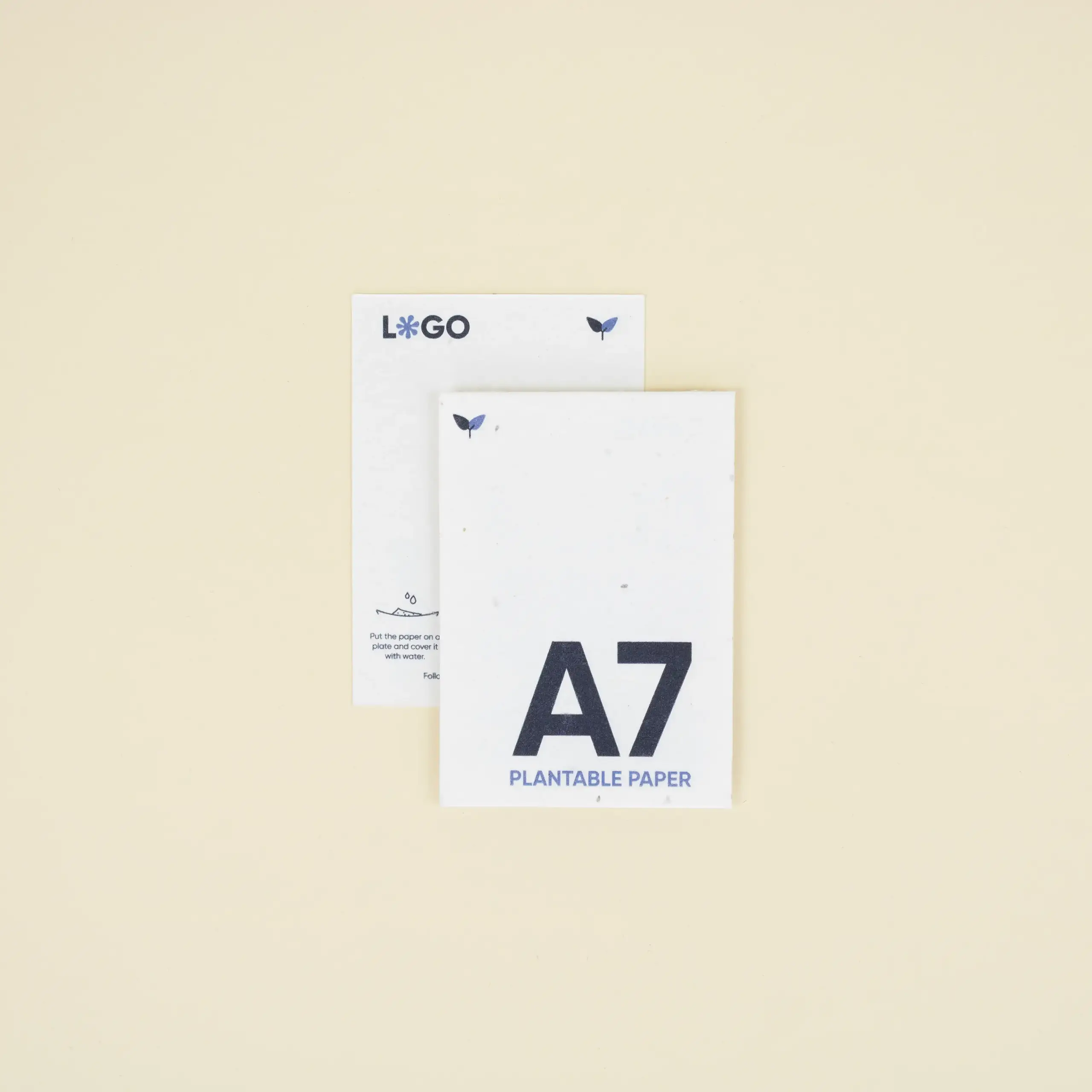 Dos tarjetas A7 impresas en papel plantable superpuestas una encima de la otra