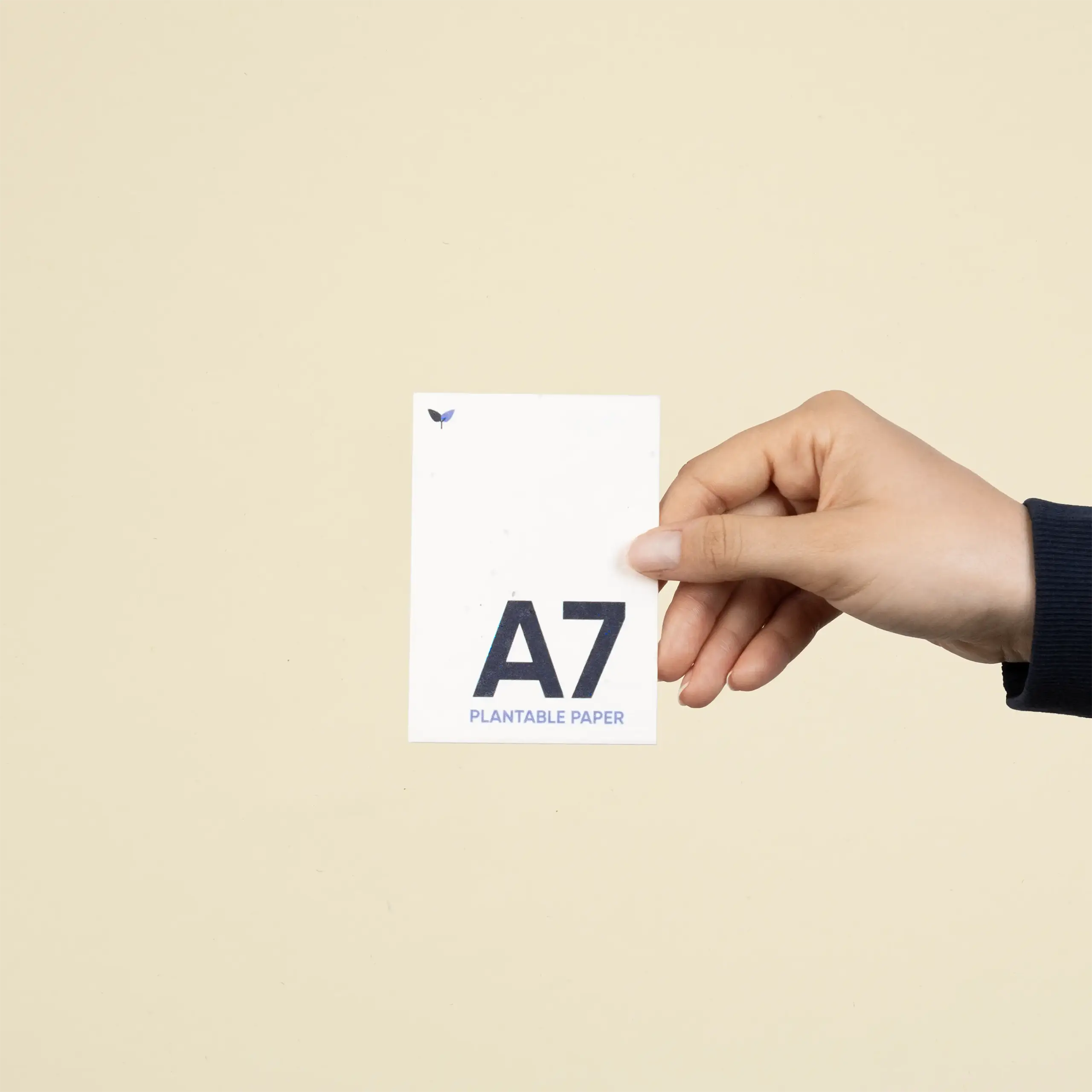 Mano mostrando una acreditación A6 impresa en papel plantable