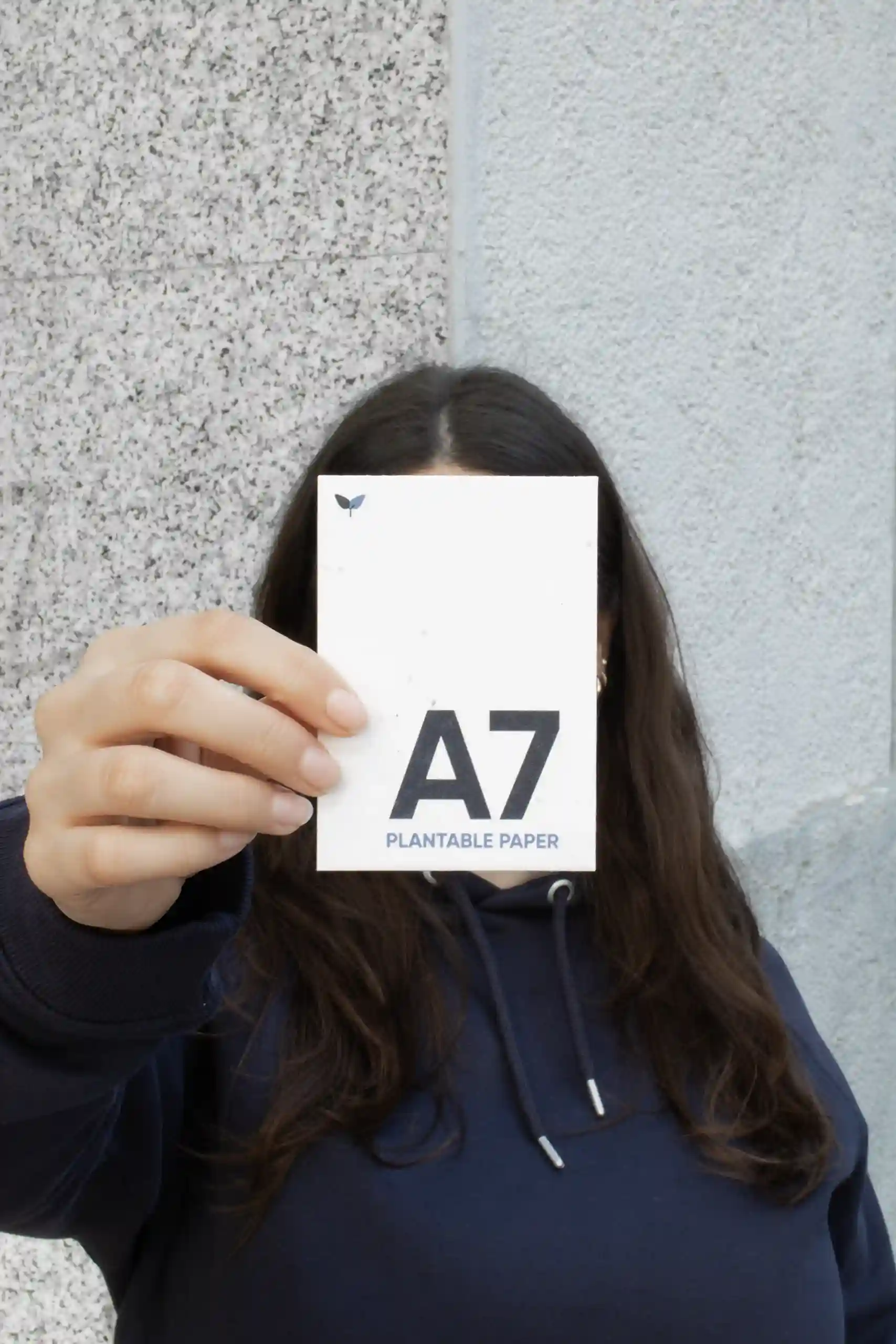 Carte A7 plantable Chica mostrando a cámara una tarjeta A7 impresa en papel plantable