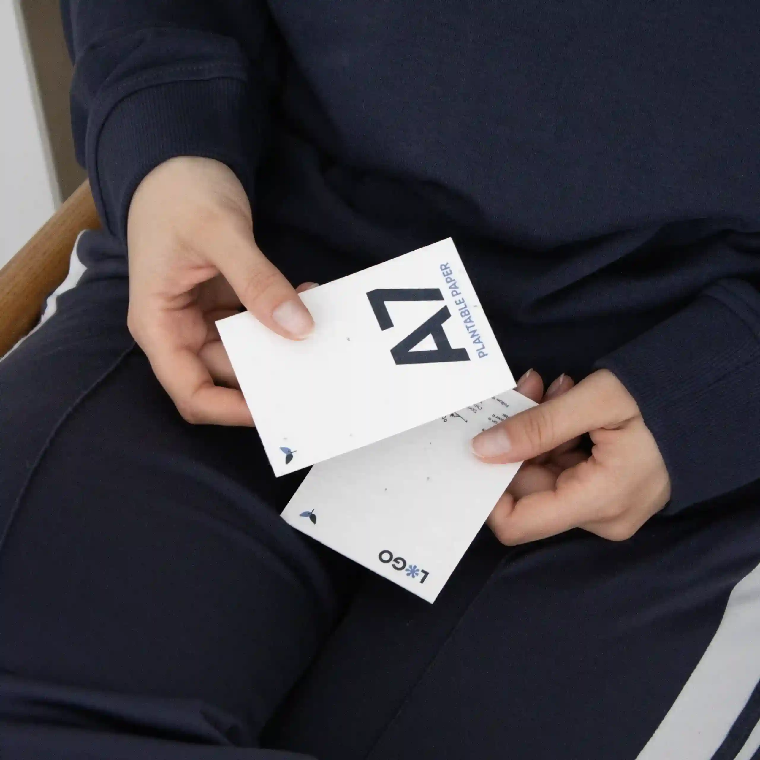 Dos manos sujetando dos tarjetas A7 impresa en papel plantable