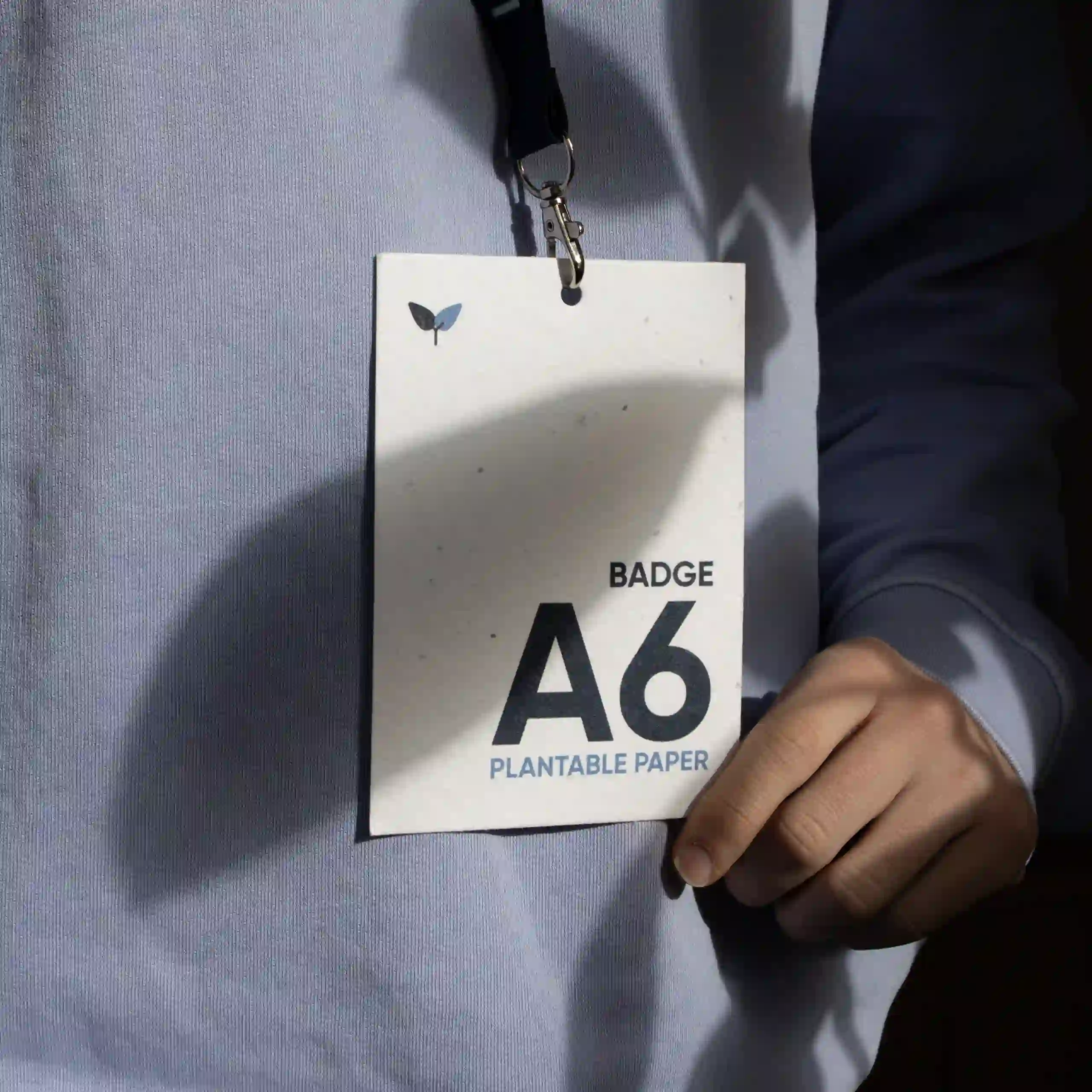 Acreditación plantable A6 Acreditación A6 impresa en papel plantable con lanyard colgada del cuello de una persona