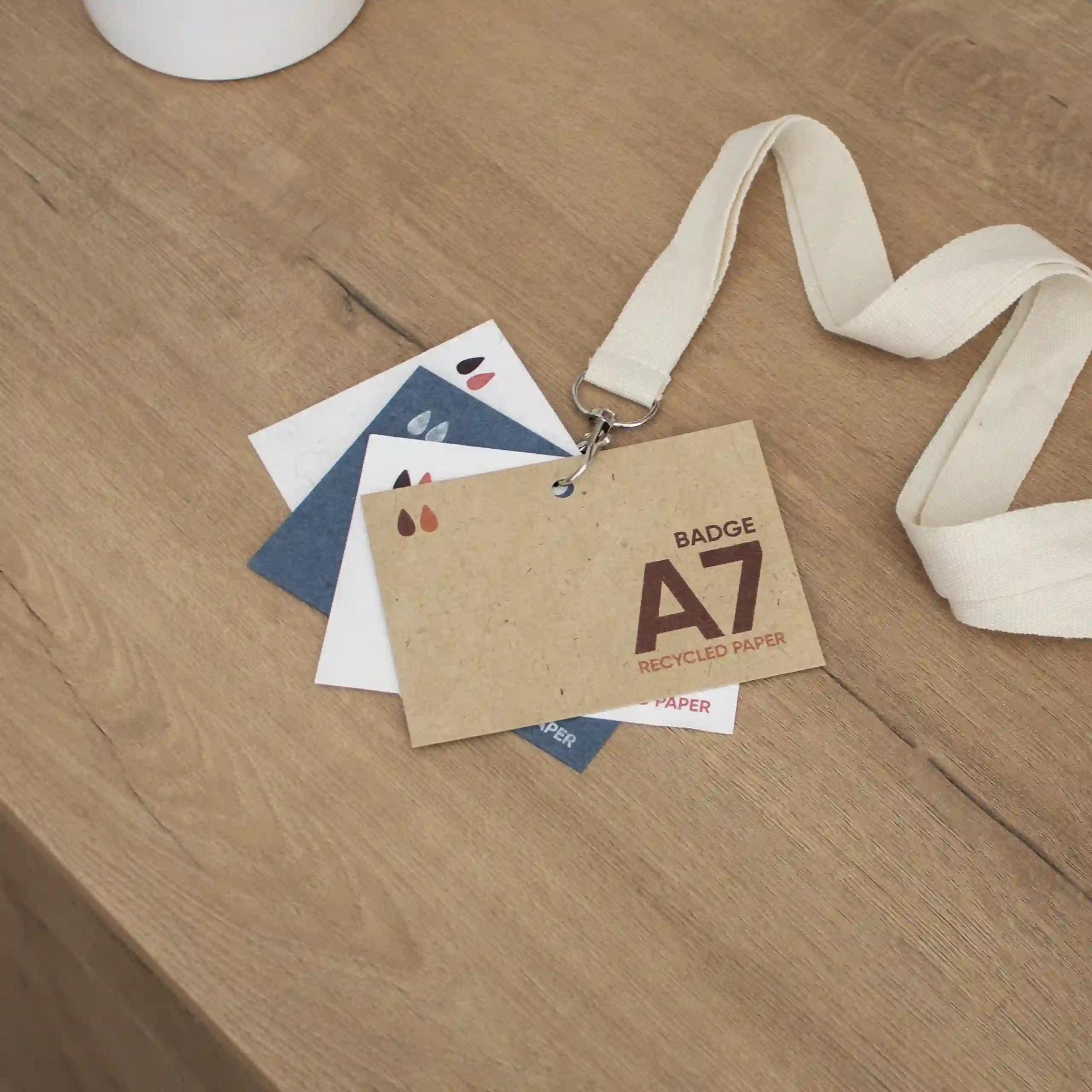 Acreditación A7 papel ecológico Cuatro acreditaciones A7 impresas en papeles ecológicos sobre superficie de madera