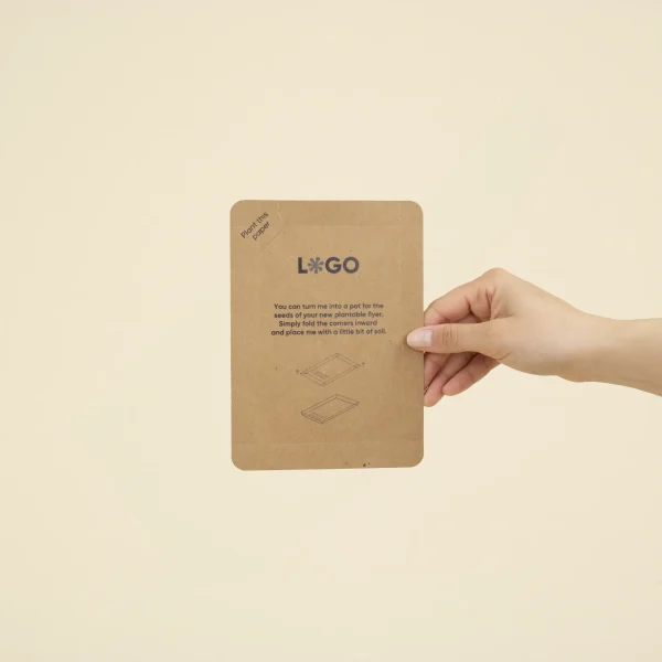 mano sujetando un tarjetón A6 impreso en papel kraft
