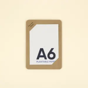 Una tarjeta A6 de papel plantable colocada dentro de una funda de cartón kraft