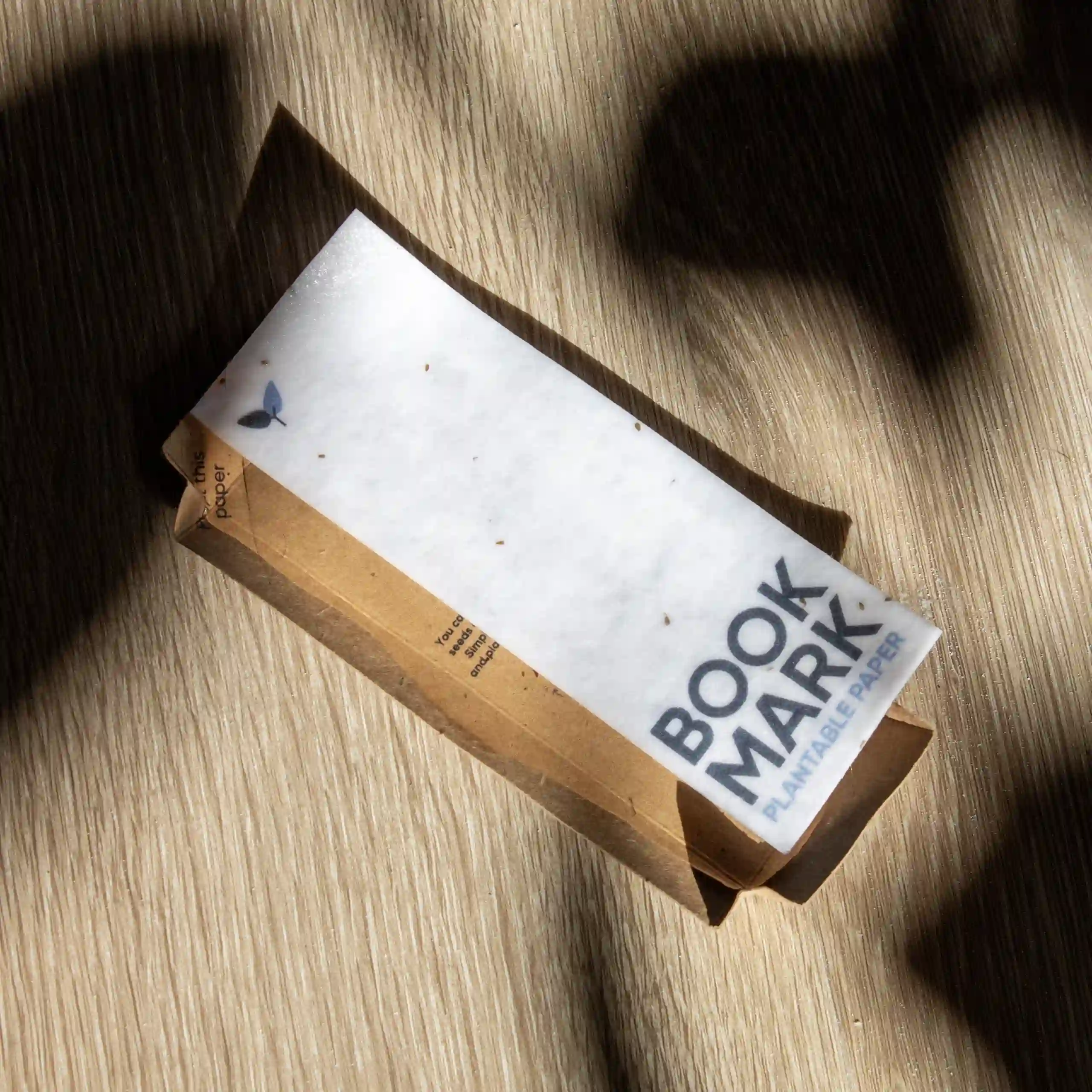 Kraft bookmark holder marcapáginas impreso en papel plantable colocado sobre un recipiente hecho de cartón kraft